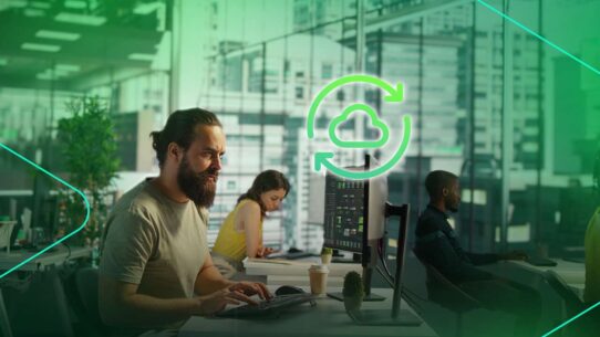Homem em escritório com computador e gráfico financeiro