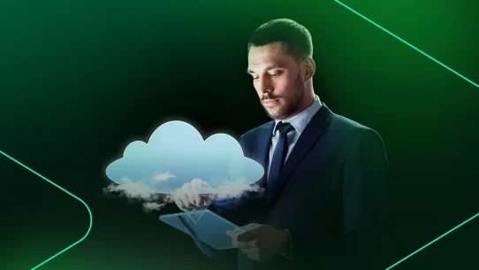 Homem em terno usando tablet com nuvem digital.