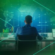 Pessoas analisando dados em computadores com mapa global