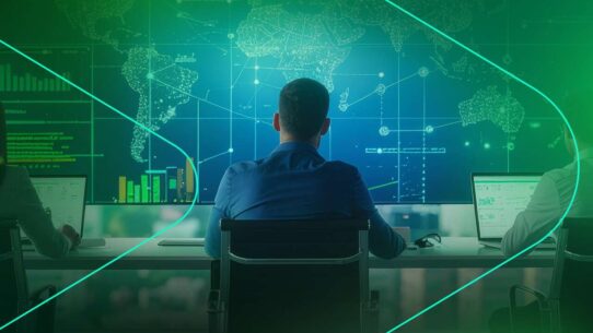 Pessoas analisando dados em computadores com mapa global