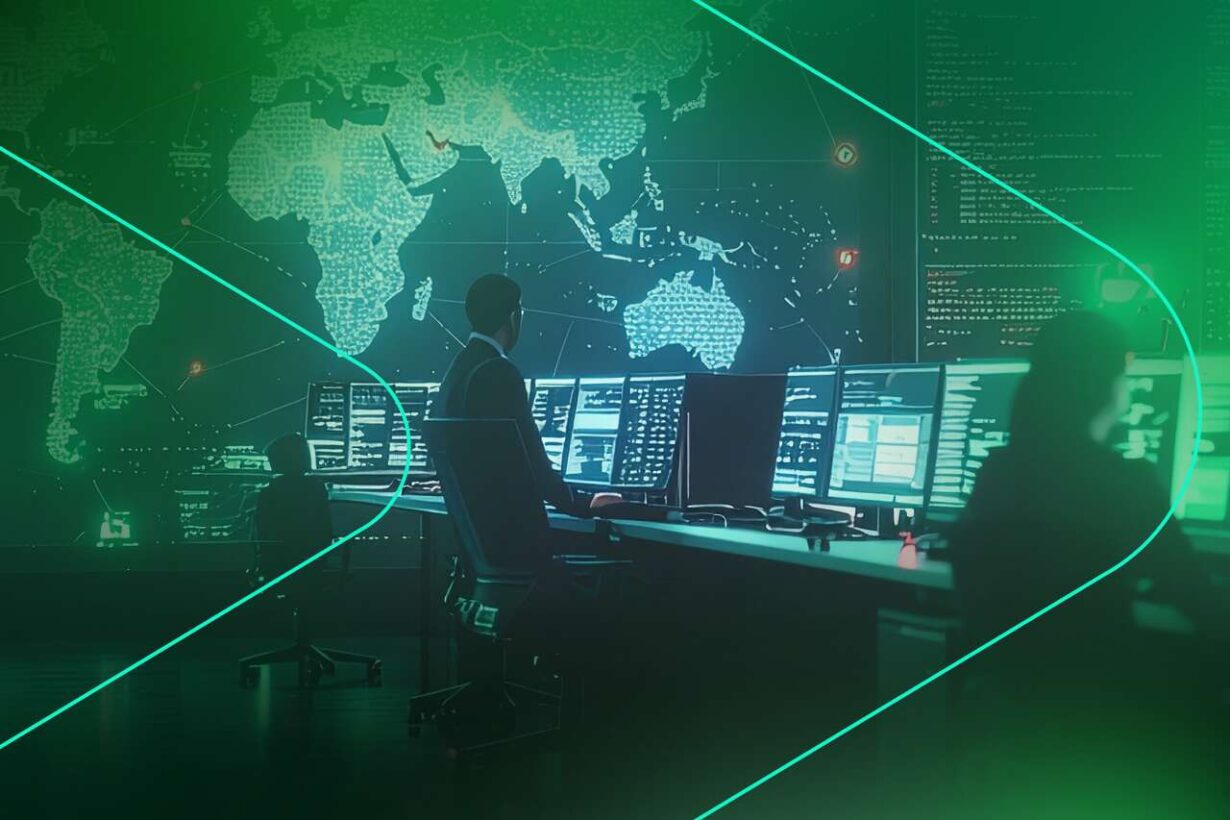 Homem em central de monitoramento com mapas digitais