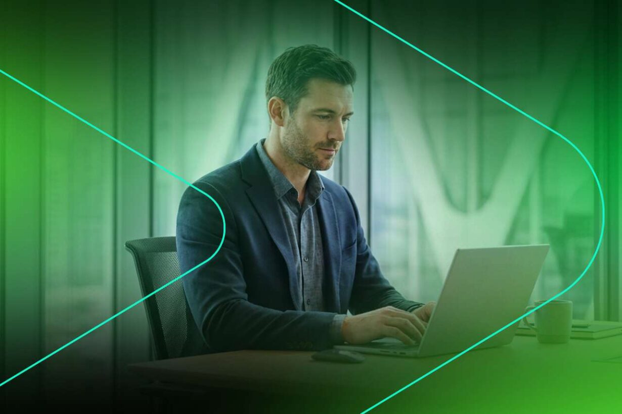 Executivo trabalhando em laptop em ambiente moderno