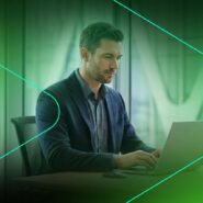 Executivo trabalhando em laptop em ambiente moderno