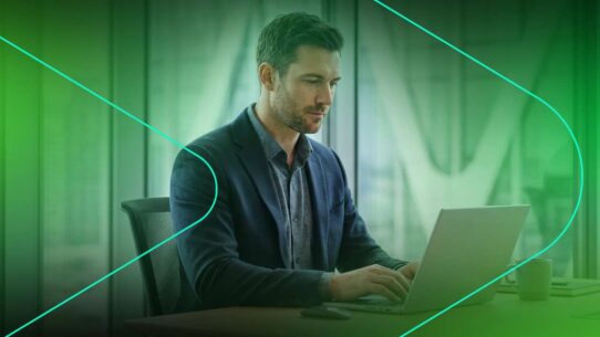 Executivo trabalhando em laptop em ambiente moderno