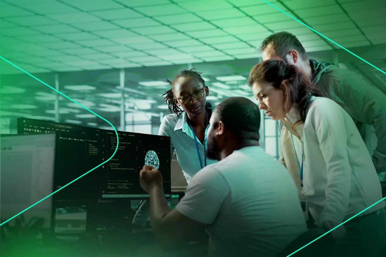 Equipe colaborando em análise de dados tecnológicos