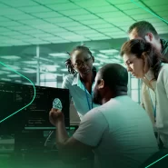 Equipe colaborando em análise de dados tecnológicos