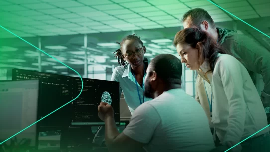 Equipe colaborando em análise de dados tecnológicos