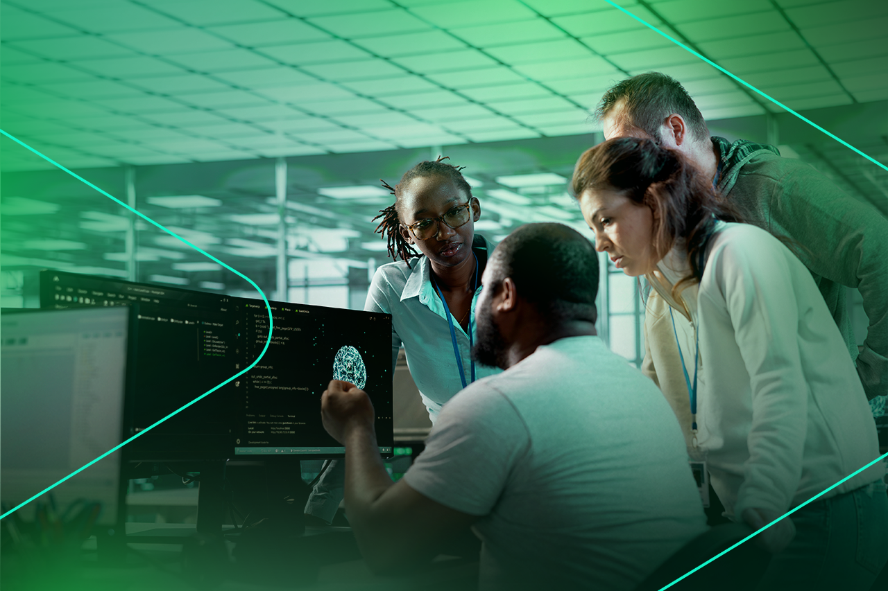 Equipe colaborando em análise de dados tecnológicos