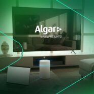 Ambiente moderno com TV e caixa de som da Algar.