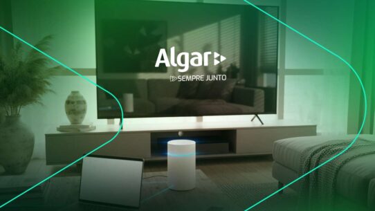 Ambiente moderno com TV e caixa de som da Algar.
