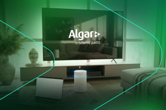 Ambiente moderno com TV e caixa de som da Algar.