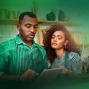 Casal analisando tablet em cozinha moderna
