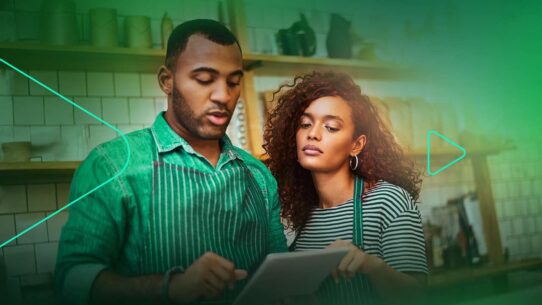 Casal analisando tablet em cozinha moderna