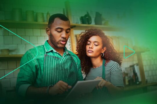 Casal analisando tablet em cozinha moderna