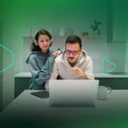 Casal trabalhando juntos em um laptop na cozinha