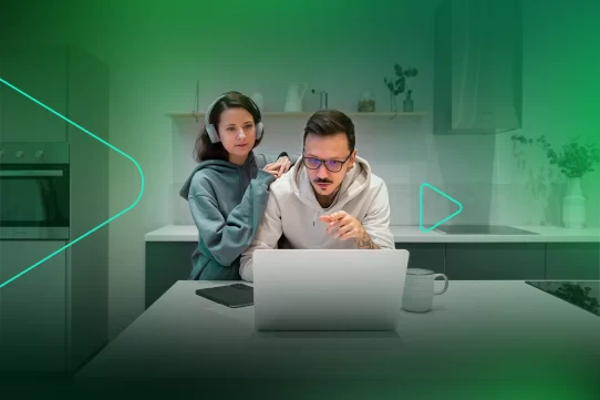 Casal trabalhando juntos em um laptop na cozinha