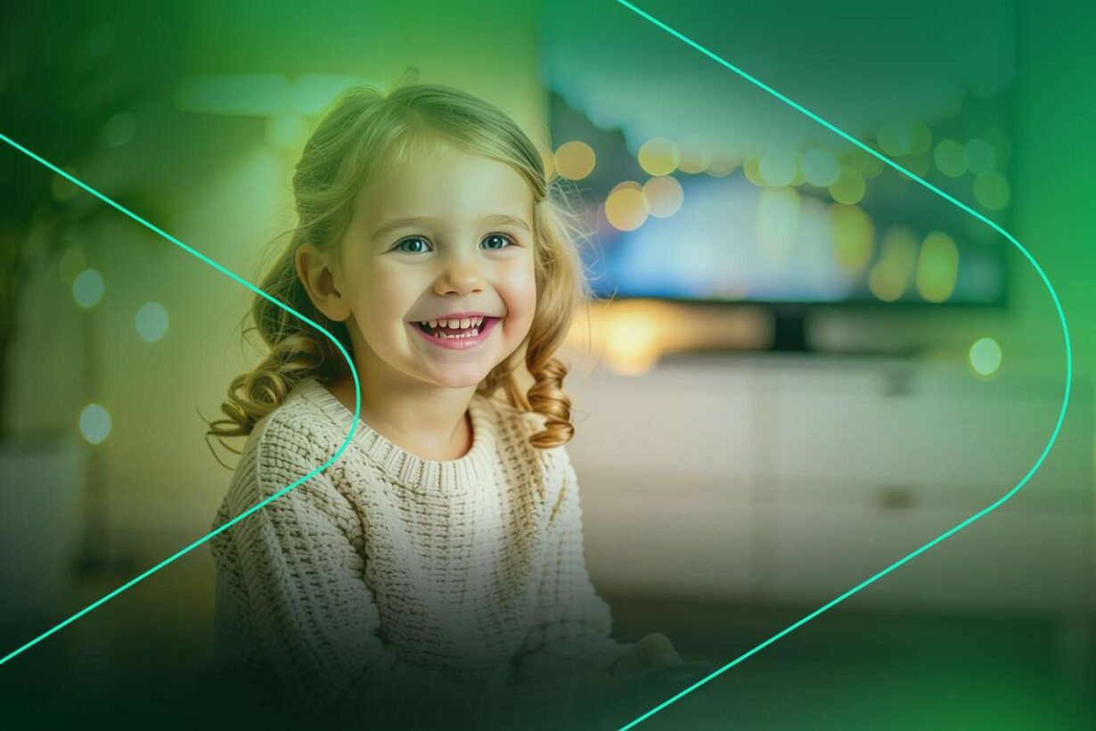 Criança sorrindo em ambiente iluminado