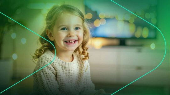 Criança sorrindo em ambiente iluminado