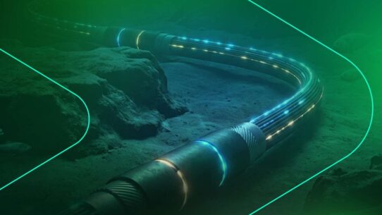 Cabo subaquático iluminado em fundo verde
