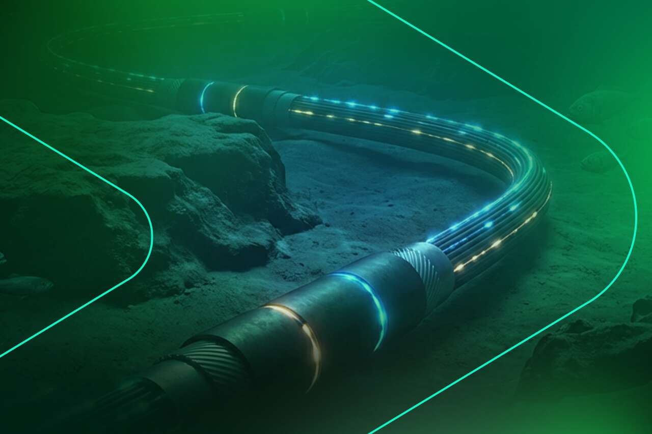 Cabo subaquático iluminado em fundo verde