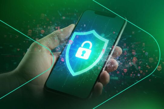 Celular com símbolo de segurança cibernética.