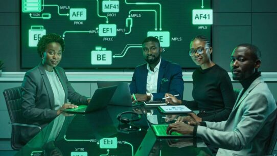 Equipe em reunião com tecnologia avançada em fundo verde.