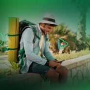 Homem jovem usando celular com mochila de camping