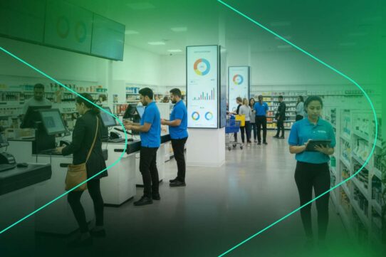 Funcionários e clientes em uma farmácia moderna