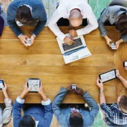 Grupo de pessoas reunidas trabalhando.