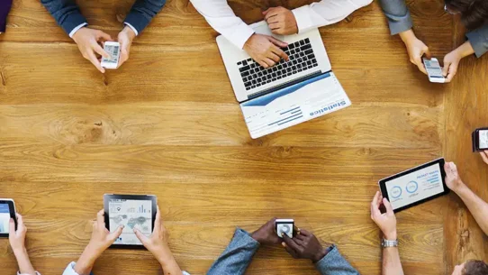 Grupo de pessoas reunidas trabalhando.