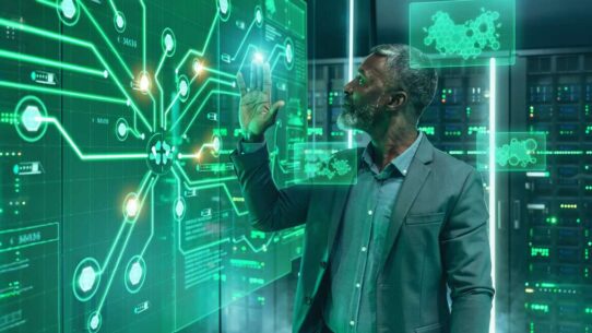 Homem analisando dados em painel digital.