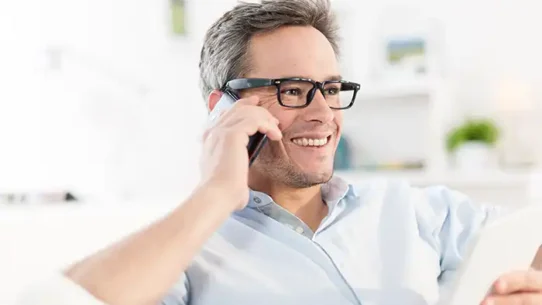Homem conversando ao telefone
