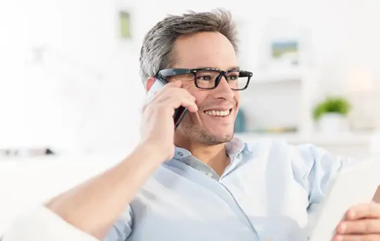 Homem conversando ao telefone