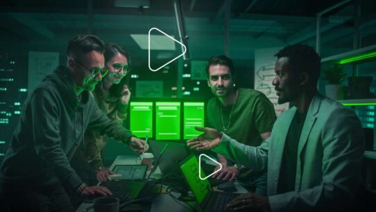Equipe colaborando em projeto de tecnologia