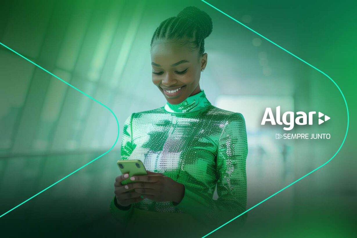 Mulher sorrindo e usando celular em ambiente moderno