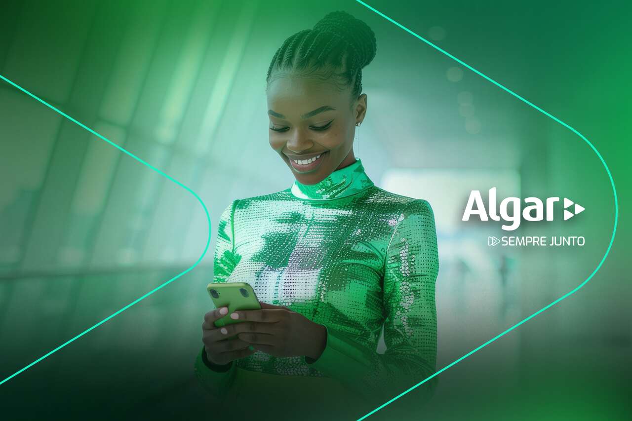 Mulher sorrindo e usando celular em ambiente moderno