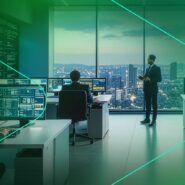 Profissionais em escritório de tecnologia com vista da cidade