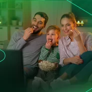 Família assistindo filme comendo pipoca no sofá