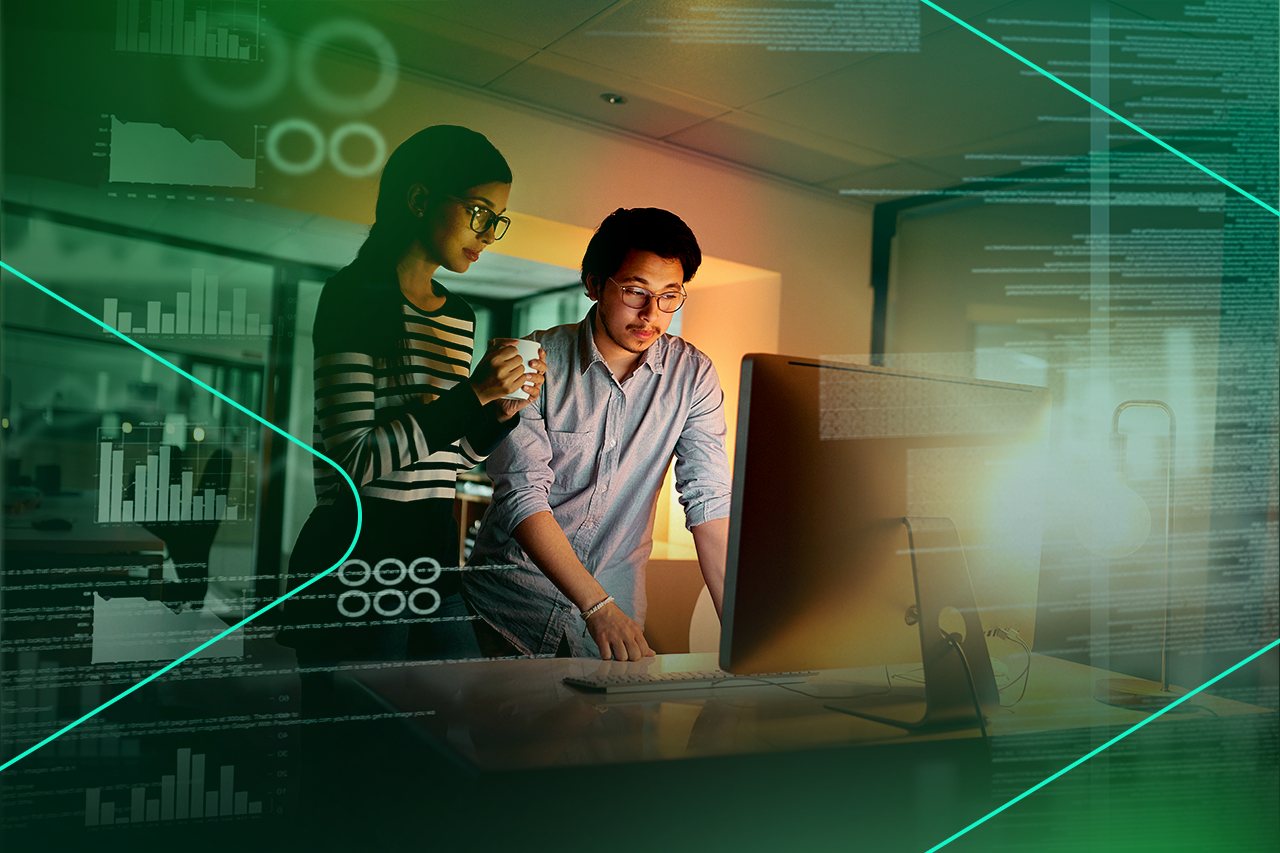 Duas pessoas analisando dados em um computador