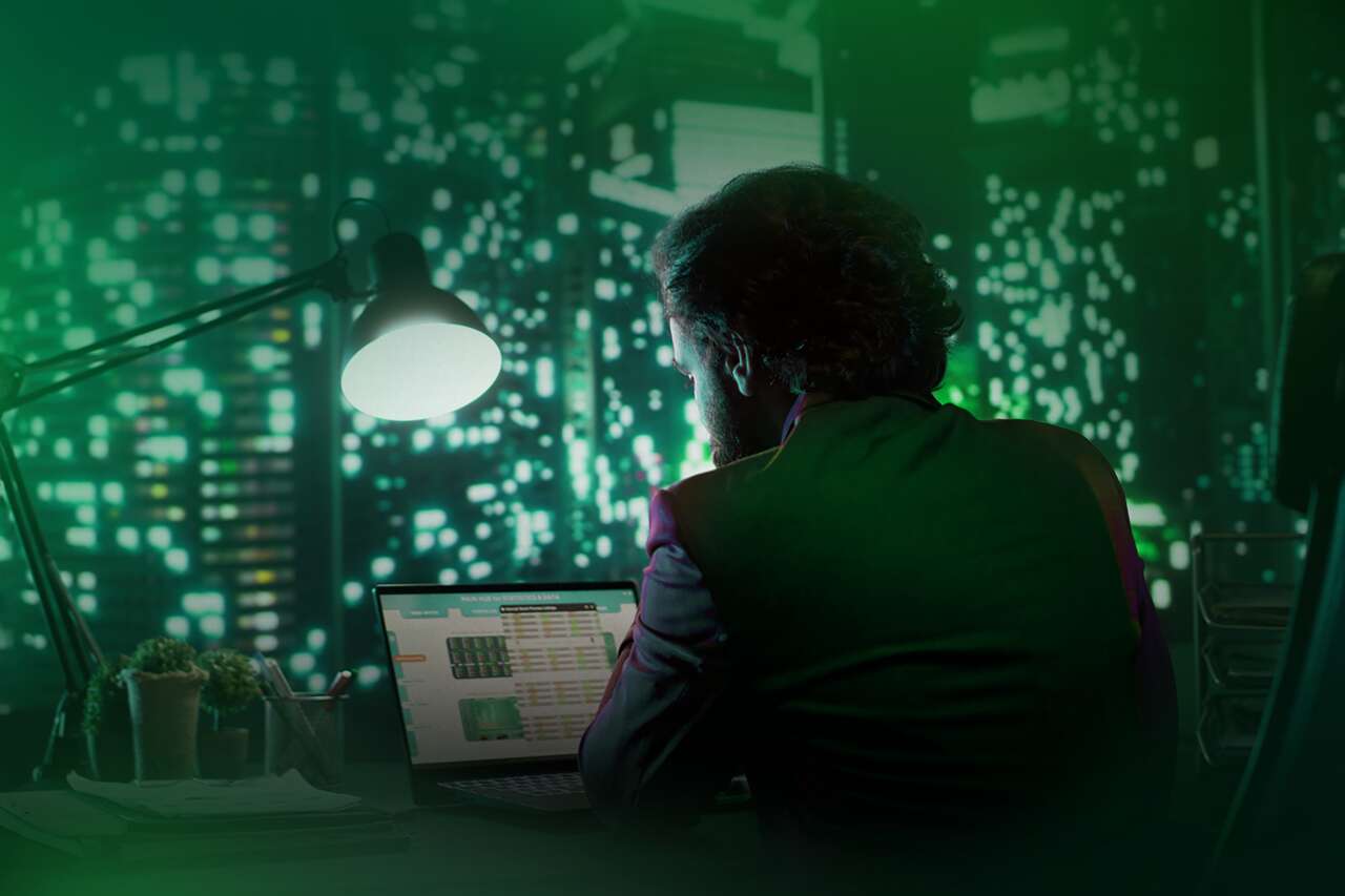 Homem trabalhando em laptop com fundo urbano iluminado