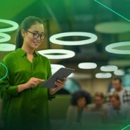 Mulher sorridente usando tablet em ambiente de trabalho
