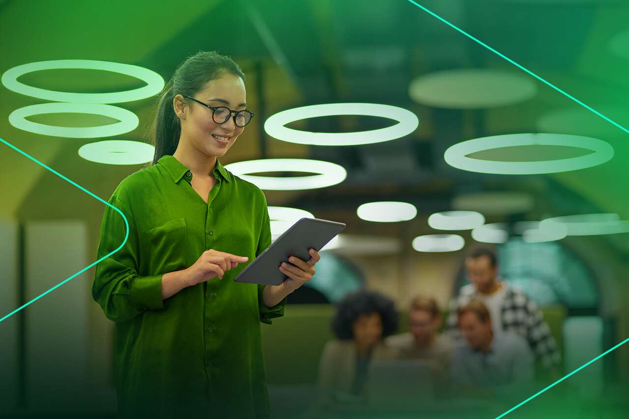 Mulher sorridente usando tablet em ambiente de trabalho