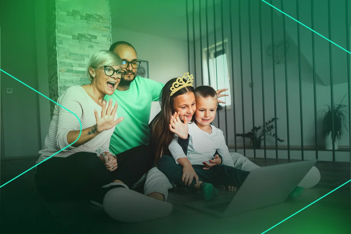 Família assistindo vídeo divertida no laptop