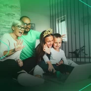 Família assistindo vídeo divertida no laptop