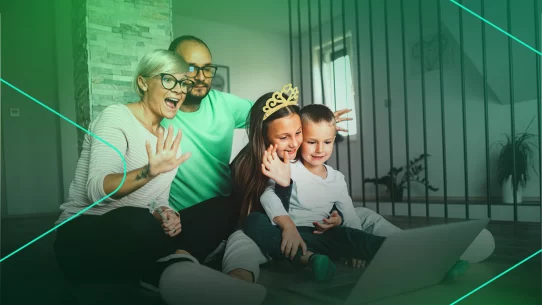 Família assistindo vídeo divertida no laptop