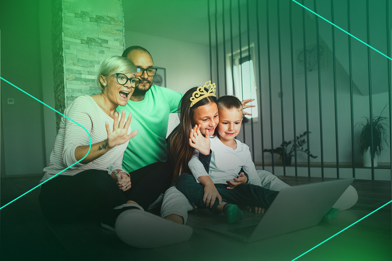 Família assistindo vídeo divertida no laptop