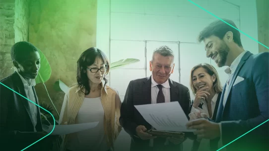 Reunião de equipe em ambiente moderno e colaborativo