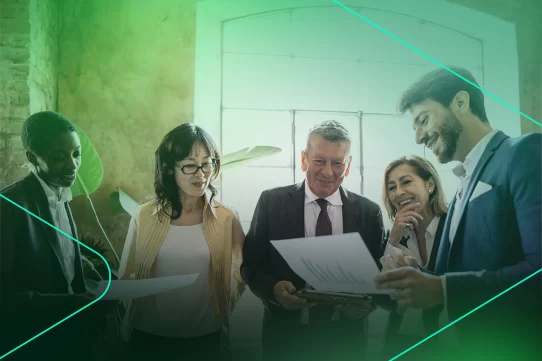 Reunião de equipe em ambiente moderno e colaborativo