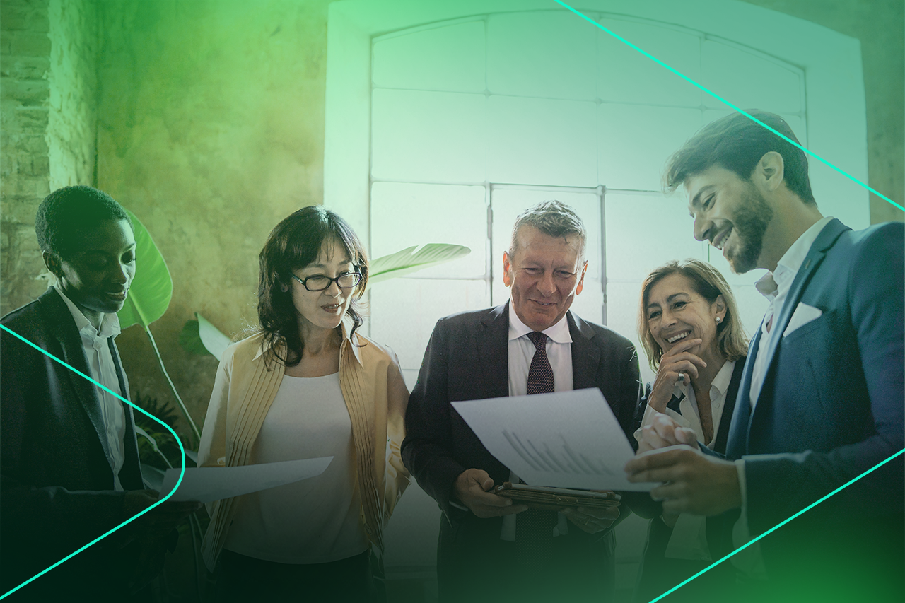 Reunião de equipe em ambiente moderno e colaborativo
