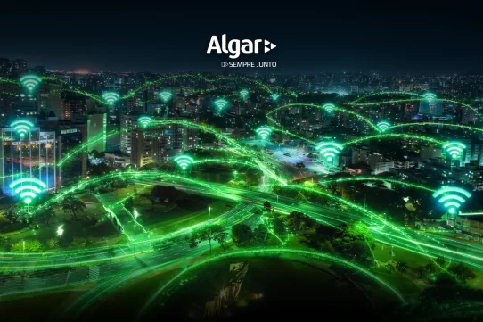 Conexões de internet na cidade à noite